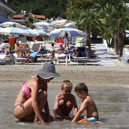 Aparthotel I Delfini 3*