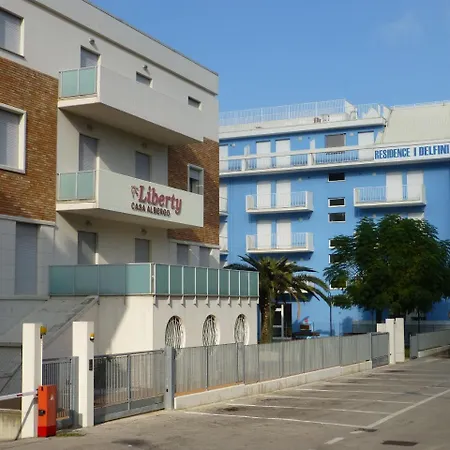I Delfini Aparthotel 3*